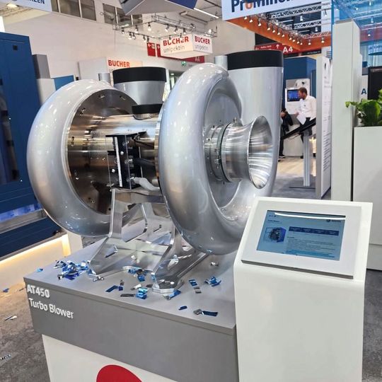 Auf der Leitmesse der Umwelttechnik lässt sich Aerzen nicht lumpen: Neue Verdichter und Gebläse sowie komplette Systemlösungen adressieren die aktuellen Herausforderungen der Branche.(Bild:  PROCESS/Stephan)