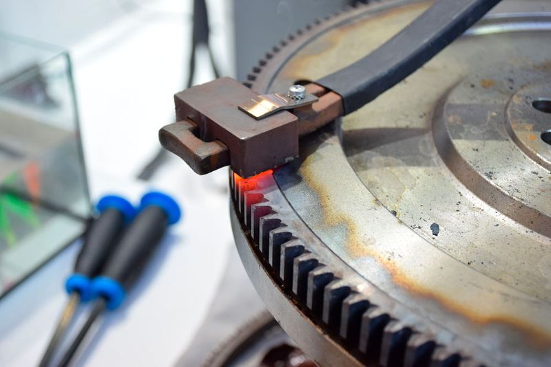 Sauer (Eine Marke der SW-Stahl GmbH) stellte das neue Induktionsheizgerät XS 230 vor. (Holz / »kfz-betrieb«)