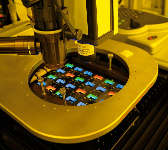Probe station with patterned Oleds in the clean room of Fraunhofer FEP (Fraunhofer FEP)