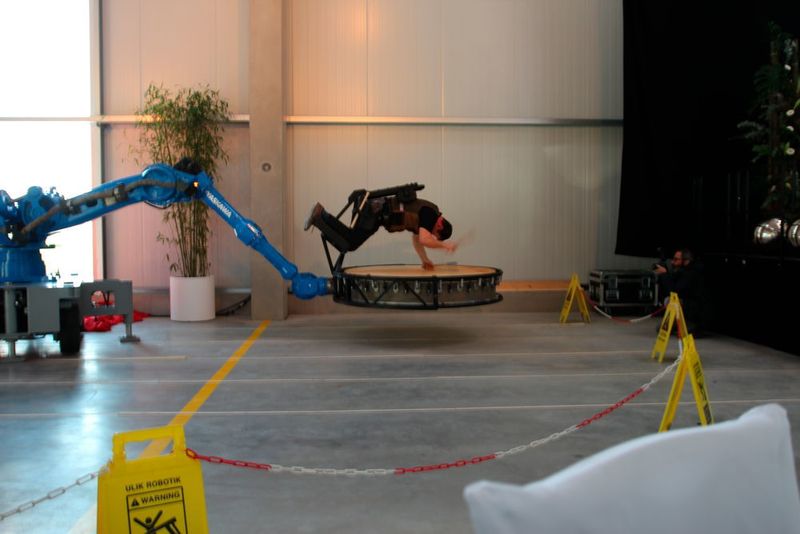 Nach der Pflicht kam die Kür: ein Yaskawa-Roboter in einer etwas anderen Anwendung. (Sonnenberg)