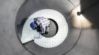 Nicht nur der richtige Werkstoff ist für langlebige Anlagen entscheidend, es zählt auch die Befestigungsart. Hier wird ein Zyklon ausgekleidet. (Kalenborn)