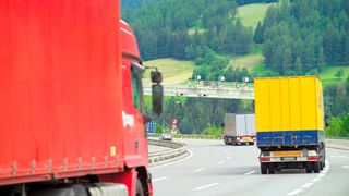 Forvia und der Tüv Rheinland entwickeln ein Software-Modul für regionale Verkehrsregeln. (Bild: TÜV Rheinland)