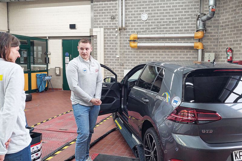 Nikita Tumaschow aus Nordrhein-Westfalen erklärt der Expertin Isabel Rust, worauf er achtet, wenn er ein Fahrzeug bewertet. (Bild: Weinschenk – VCG)