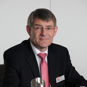 „Wir wollen im ersten Jahr wollen rund 50 Maschinen vom neuen Bearbeitungszentrum C 12 verkaufen”, sagte Franz-Xaver Bernhard, Vorstand Vertrieb, Forschung und Entwicklung der Hermle AG.
