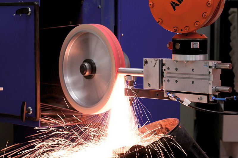 Bild 1: Im Projekt „Powergrind“ wird der Bandschleifprozess speziell über die Stellschraube Kontaktscheibe optimiert, um dadurch zu höherer Oberflächenqualität an frei geformten Flächen zu kommen. (Bild: TU Dortmund)