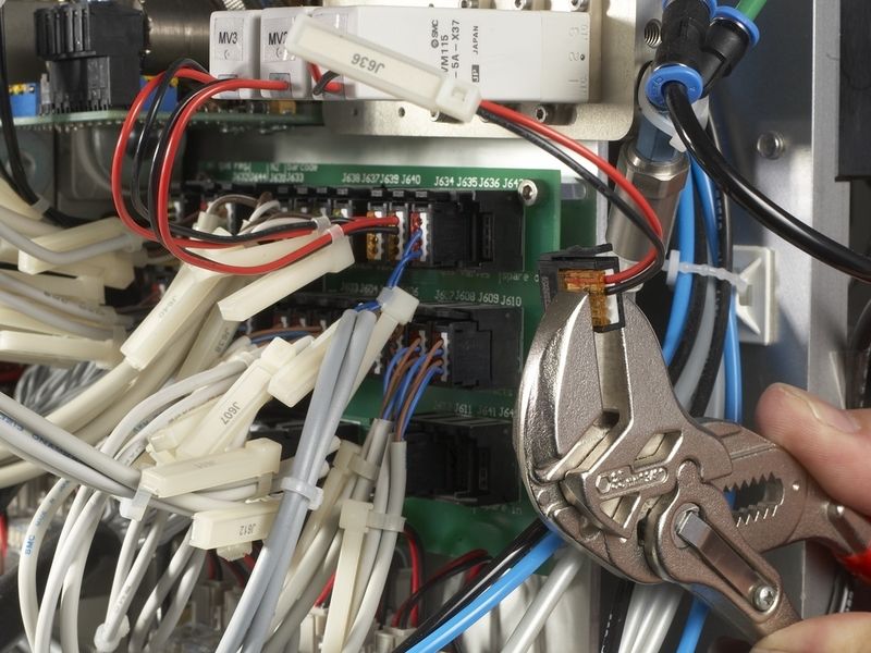5 Mit einer handelsüblichen Flach- oder Kombizange  ... kann der Techniker vor Ort die Sensoren mit Hilfe de CIOC-Miniatur-Steckverbinder ohne großen Zeitaufwand an die Leiterplatte anschließen. (Archiv: Vogel Business Media)