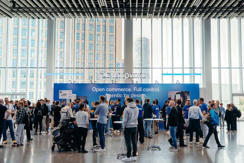 Im Foyer des Confex konnten die Teilnehmer sofort die Produktneuheiten ausprobieren. (Bild: Shopware)