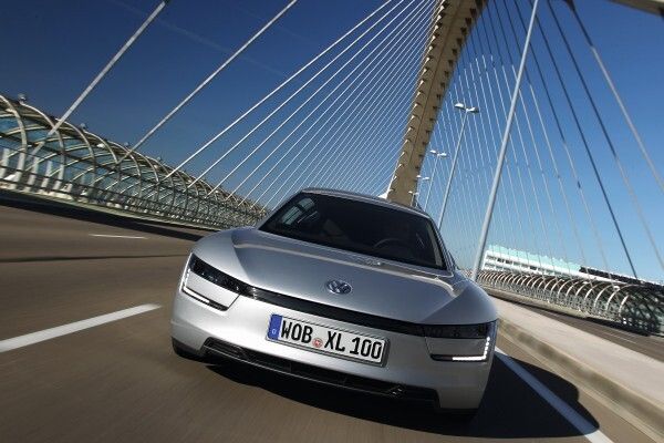 Der VW XL1: das Hybridfahrzeug braucht nur 0,9 Liter Sprit auf 100 Kilometern (Bild: Volkswagen)
