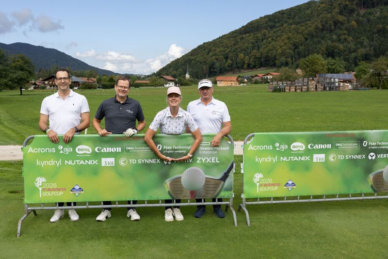 (v. l.) Olaf Mende (Profi AG), Andreas Hennig (Fsas) mit Terese Fleischmann und Florian Kindl (Bild: Hans Breitenfellner)