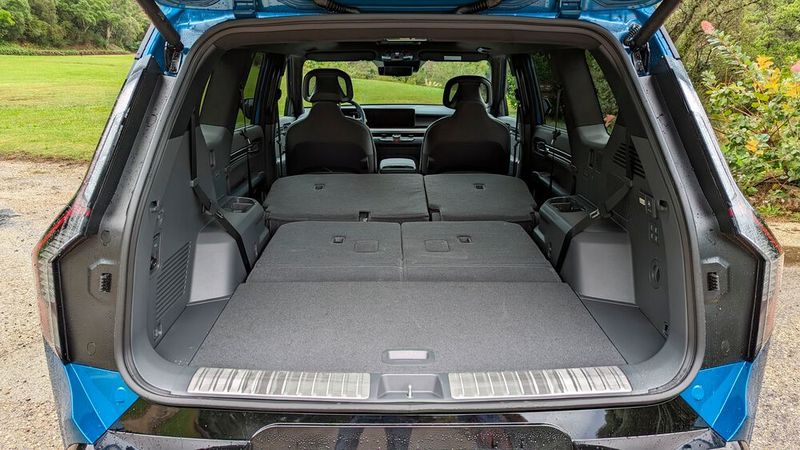 Ist auch die mittlere Reihe umgeklappt, reicht die Ladelänge locker für eine Übernachtung aus. (Bild: Rosenow – VCG)