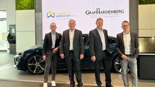 Die Holding-Geschäftsführer der Graf-Hardenberg-Gruppe verschafften sich Anfang Juli einen Eindruck über die Angebote und Nutzungsmöglichkeiten der Zukunftswerkstatt 4.0 in Esslingen: (v. l.) Prof. Dr. Stefan Reindl (Zukunftswerkstatt 4.0), Götz Markus Klumpp (Graf-Hardenberg-Gruppe), Volker Brecht (Graf-Hardenberg-Gruppe) und Prof. Dr. Benedikt Maier (Zukunftswerkstatt 4.0). (Bild: Zukunfswerkstatt 4.0)