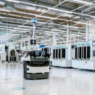 Private industrielle 5G-Netzwerke will Siemens dazu nutzen, um IT- und OT-Umgebungen konvergenter zueiander zu machen. Wer dieselben nutze, beschleunige Entscheidungen bei sich ändernden Trends und verbessere die betriebliche Effizienz. Siemens erklärt, wieso ...(Bild:  Siemens)