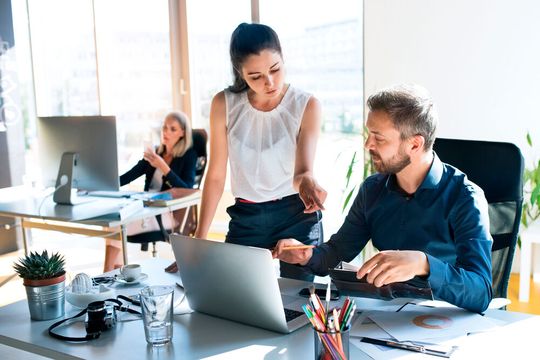 Ob es in den Büros bald wieder so aussehen wird? Für viele Frauen könnte die Rückkehr in den Vollzeitjob schwierig werden, wenn sie während Corona Arbeitsstunden reduziert haben.(Bild:  ©Halfpoint - stock.adobe.com)