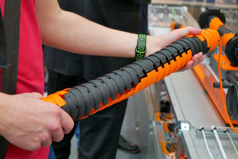 Auf der Hannover Messe hatte Igus seine Telescopic E-Chain Triflex TRX zwar dabei, aber andere Produkte standen eher im Vordergrund. Seitdem habe man auf Nutzerfeedback gehört und die E-Chain weiterentwickelt. Nun wurde sie im großen Stil auf der SPS präsentiert. Das System vereine Energiekette und Rückzugssystem, minimiere die Schlaufenbildung und komme mit weniger Bauteilen aus als vergleichbare Produkte (Bild: Sandro Kipar/VCG)