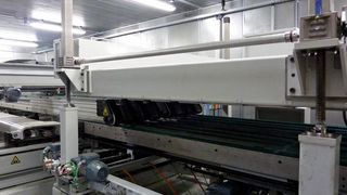 Die Magnetbandförderer transportieren die Platinen von der Schere zur Platinenstapelanlage. Die darüber installierte Magnetbrücke verhindert Beschädigungen beim Vorschub des Bandmaterials.  (Bild: Dreher)