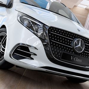 Mercedes wertet seine Midsize-Vans auf. Außen wurde vor allem der Kühlergrill überarbeitet.(Bild:  Mercedes-Benz)