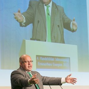 Bundesumweltminister Peter Altmaier auf der 4. Handelsblatt Jahreskonferenz „Erneuerbare Energien 2013“: „Wir werden nicht rückwirkend in die Einspeisevergütungen von Bestandsanlagen eingreifen.“