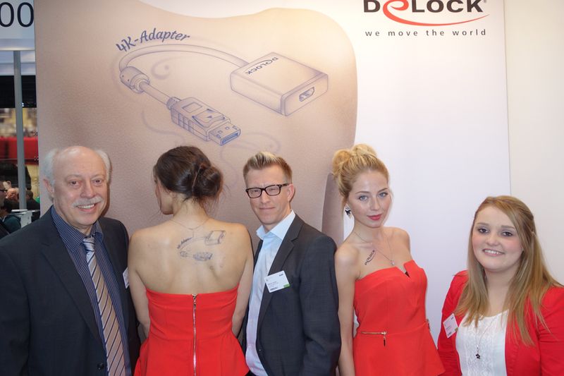 Detlef Kleemann (l.), Tragant, Marcel Jansen und Michelle Bolich, ALSO, präsentieren ihre Lösung auf nackter Haut. (Bild: IT-BUSINESS)