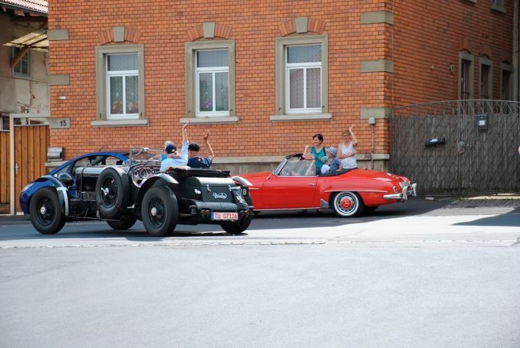 Geraden in den Ortsdurchfahrten versammelten sich unzählige Fans der Veranstaltung. Etliche von ihnen reisten stilecht im eigenen Oldtimer an. (Dominsky)