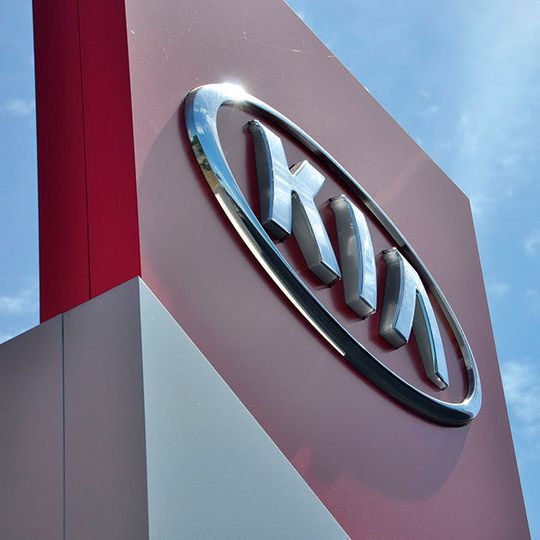 Hermann & Langer hat künftig neben Peugeot auch die Marken Kia und Seat im Angebot.(Foto:  Wehner / »kfz-betrieb«)