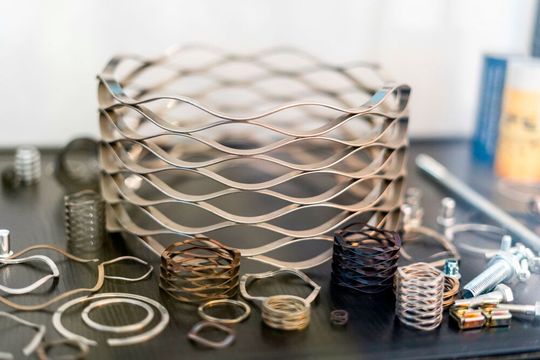 Eröffnen viel Freiraum bei der Realisierung platzsparender Komponenten, Aggregate und Module: Die Smalley-Wellenfedern und -Sicherungsringe.(Bild:  TFC/zafar.jamati@gmail.com)