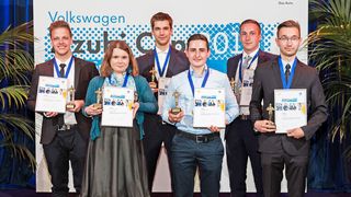 Die Gewinner des „Azubi Cups 2015“: (v.li) Daniel Holtkötter (Mechaniker für Karrosserieinstandhaltungstechnik). Franziska Gsellmann (Kauffrau für Büromanagement), Marius Vaßen (Kfz-Mechatroniker), Daniel Gitt (Fachkraft für Lagerlogistik), Marcus Puschner (Automobilkaufmann) und Tim Feiler (Fahrzeuglackierer). (Foto: VW)