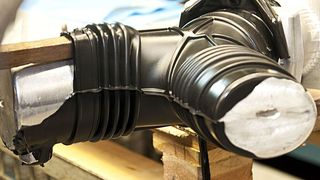 Bild1: Das fertig gegossene Gummiformteil wird gerade aus der Form genommen. (Bild: Heidenhain)