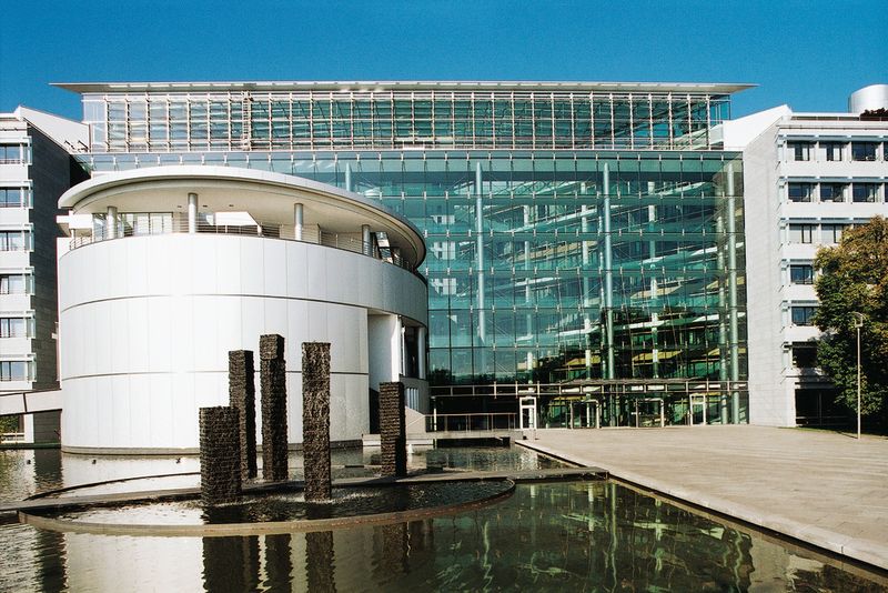 Boehringer Ingelheim beschäftige im vergangenen Jahr 47.400 Mitarbeiter. Damit hätte es zumindest in dieser Kategorie für einen Platz unter den ersten Zehn gereicht. Unser Bild zeigt den Boehringer Ingelheim Center, die Zentrale des Unternehmensverbandes in Ingelheim. (Bild: Boehringer Ingelheim)