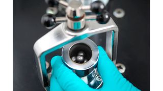 Ungeahnte Wirkung: Der Mahlprozess in einer Kugelmühle aktiviert einen Katalysator so, dass er die Synthese von Ammoniak bei viel niedrigerer Temperatur und geringerem Druck vermittelt, als sie im etablierten Haber-Bosch-Verfahren nötig sind. (Frank Vinken)