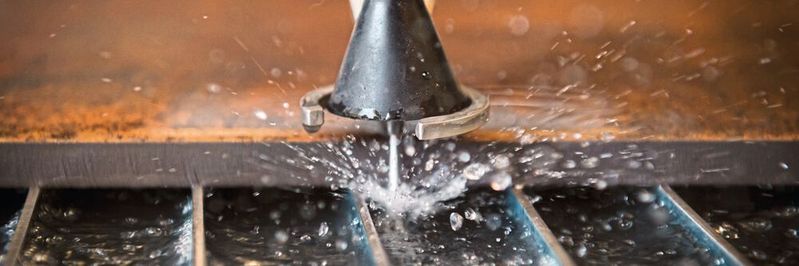 Präzis schneiden: Hochdruckpumpen sorgen für einen leistungsfähigen Wasserstrahl (Bild:  Matthias Fritzenwallner / STM)