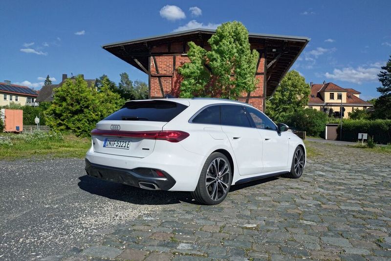Vor allem das Heck des Audi A5 Avant kommt progressiver gestaltet, als bei seinen Vorgängern. Auffällig ist hier die hervortretende Lichtleiste. (Bild: Sven Prawitz/Vogel Communications Group)
