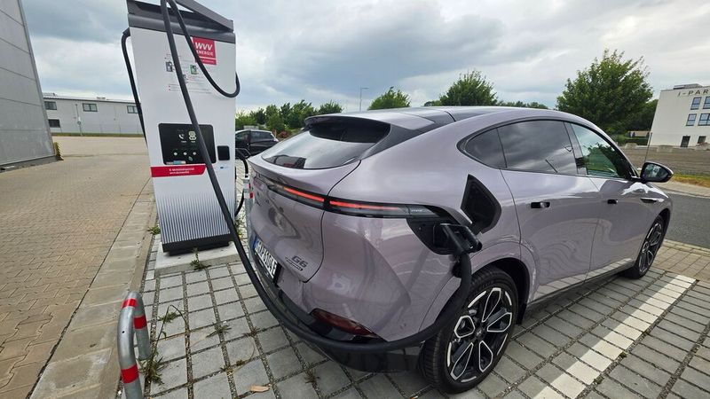 4. Die Reichweite und das Laden: Getestet haben wir den G6 bei fast idealen Außentemperaturen für E-Autos. Entsprechend weit ist das Fahrzeug auch mit einer Batterieladung gekommen. Knapp 500 Kilometer sind bei einer E-Auto-freundlichen Fahrweise drin. Der Bordcomputer vermeldete nach den Testfahrten einen Verbrauch von 16,4 kW/h.  Dank 80-kW-Akku, serienmäßiger Wärmepumpe und einer automatischen Batterievorkonditionierung bei einer entsprechenden Routenplanung sowie 800-Volt-Technik ist die Sorge, dass man auf längeren Reisen zu viel Zeit mit Laden verplempert, unbegründet. Xpeng stellt eine maximale Ladeleistung von 451 kW in Aussicht. In der Theorie braucht man an Schnellladesäulen nur 12 Minuten, um die Batterie von 10 auf 80 Prozent zu laden. In der Praxis sind die Ladesäulen für solche Ladeleistungen in aller Regel auf maximal 300 kW limitiert...    (Bild: Mauritz – VCG)