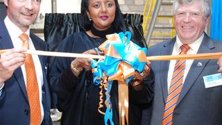 Die BASF Construction Chemicals Anlage für Betonzusatzmittel in Nairobi. (Von links) Laurent Tainturier, BASF Senior Vice President GUS-Länder, mittlerer Osten und Afrika; Amina Mohamed, Kenias Kabinettssekretärin für Außenpolitik und Internationalen Handel; Dick Purchase, Leiter der regionalen Geschäftseinheit Construction Chemicals in Nahost, Westasien, den GUS-Ländern und Afrika. (Bild: BASF)