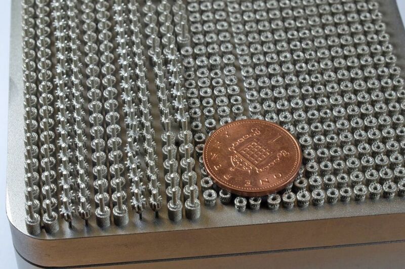 Additiv gefertigte Teile des automatischen Instruments zum Wundverschluss auf der Bauplatte einer Mlab cusing von Concept Laser.  (Sutrue)