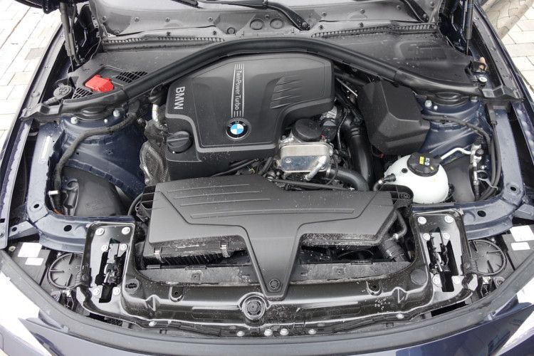 Der Wunsch das Fahrzeug sportlich zu bewegen, wurde nach dem Druck des Start-Knopfes nochmals verstärkt. Und das, obwohl kein blubbernder Sechs- sondern ein trotzdem Stärke ausstrahlender Vierzylindermotor, mit zwei Liter Hubraum und Turboaufladung, eine Leistung von 245 PS generiert. (Foto: Thomas Günnel)