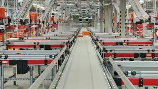 In dem Lager befinden sich mehr als 3 Mio. Teile mit 140.000 Varianten auf 80.000 m² Logistikfläche. (Bild: Ehrhardt + Partner)
