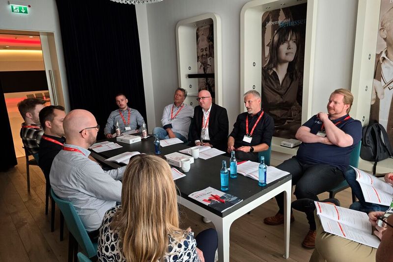 Auch Ingo Seilert (Channel Account Manager, WatchGuard) tauscht sich mit einer Gruppe von Partnern aus. (Bild: WatchGuard)