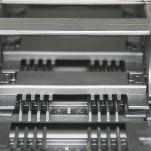 Die speziellen, kammartigen Öffnungsstege haben größere Gleitflächen, was die Lebensdauer des Energiekettensystems noch weiter erhöht. 