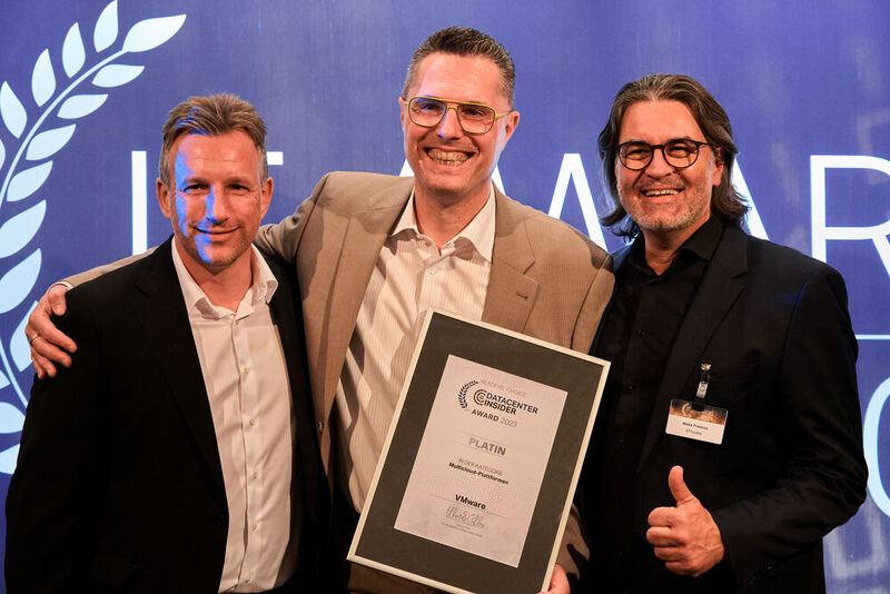 Freuen sich sichtlich über Platin in der Kategorie „Multicloud-Plattformen“ (von links): Christoph Buschbeck, Jürgen Weiss und Aleks Francuz von VMware. (Bild: krassevideos.de / VIT)