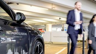 Anfang des kommenden Jahrzehnts soll das autonome Parken für erste Test-Kunden in ausgewählten Parkhäusern zur Verfügung stehen. (Volkswagen)