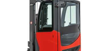 Ab sofort sind neue Schubmaststapler-Modelle von Linde Material Handling im Traglastbereich von 1,4 bis 2,0 t mit großen Superelastik-Lasträdern und mehr Bodenfreiheit für den kombinierten Innen- und Außeneinsatz verfügbar. (Bild: Linde-MH)