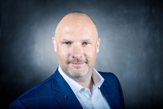 Consultant Mike Warmeling: "Während Teams dazu neigen, an bequemen Routinen festzuhalten, verfolgen Führungskräfte visionäre Ziele − sie entwickeln Konzepte und Pläne und treiben deren Umsetzung voran. Sie nehmen ihren Mitarbeitern die Angst vor Neuem und motivieren sie, die Entwicklung umzusetzen."(Bild:  Warmeling Consulting)