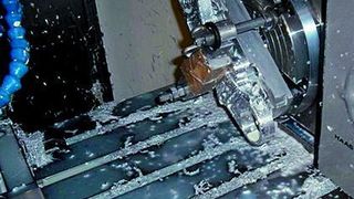 Bild 1: Aus dem Vollen werden die Aluminium-Gabelbrücken in zwei bis drei Aufspannungen auf ein Vier-Achs- Bearbeitungszentrum komplett gefertigt. Bild: Trentho (Archiv: Vogel Business Media)