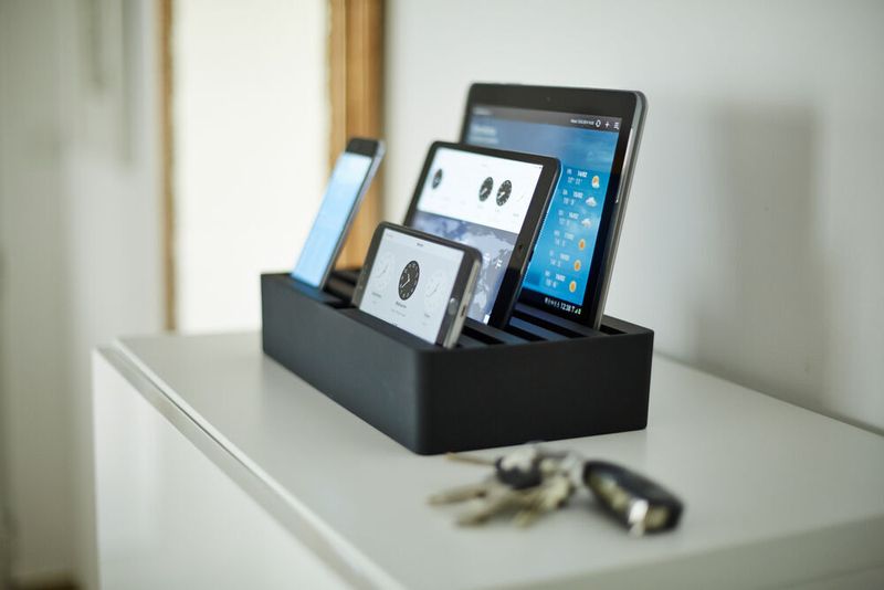 Schon wieder das Ladekabel verlegt? Unordnung und Kabelsalat gehören mit der edlen Ladestation Alldock von Dittrich Design der Vergangenheit an. Mit diesem Gadget stehen bis zu sechs  Tablets oder Smartphones gleichzeitig durch die eingearbeiteten Standrillen in angenehmem Winkel in der Ladestation, und es kann munter weiter mit den Geräten gearbeitet werden – ganz sorgenfrei ohne Gedanken über den Akkustand. Preis: 89 Euro (WIE EINFACH!)
