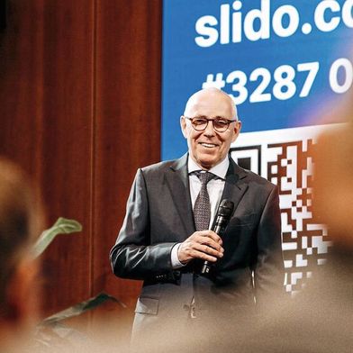 DIHK-Präsident Peter Adrian beklagte auf dem IHK-Tag 2026 in Berlin das „regelrechte Nullwachstum“ der vergangenen Jahre. (© DIHK / Nadine Stenzel)