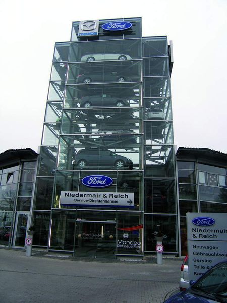 Mit seinem Ausstellungsturm ist das Ford- und Mazda-Autohaus Niedermair & Reich ein Blickfang in der Landsberger Straße in München. (Archiv: Vogel Business Media)