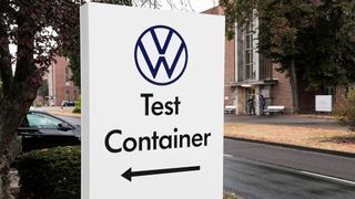 Eigene Testzentren hatte VW kurz nach Ausbruch der Corona-Pandemie bereits installiert. Nun plant der Hersteller auch ein Impfzentrum. (Bild: Volkswagen)