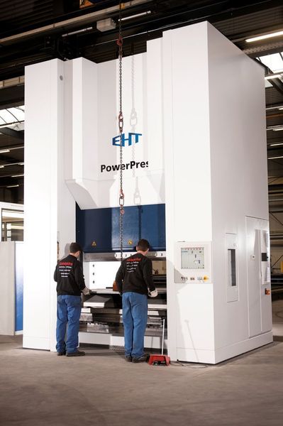 Die Power-Press 1000-20 formt Bleche von 3 bis 150 mm Dicke und bis zu 2 m Länge um. Sie ist 5,4 m hoch und 70 t schwer. Bild: Sandern Gruppe (Archiv: Vogel Business Media)