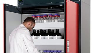 Wenn im „Custos“ entzündbare Stoffe gelagert werden, entfallen Ex-Zonen um den Schrank herum. (Stefan Gregor)