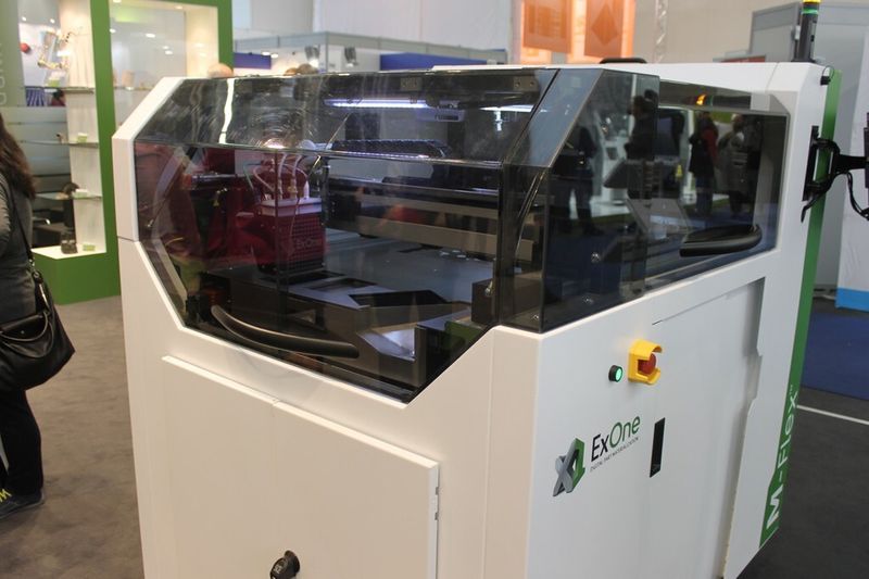 So kann ein industrietauglicher 3D-Drucker aussehen. Hier ein kompaktes Exemplar des Unternehmens ExOne, wie er 2014 auf der Euromold zu sehen war. (Bild: VBM)